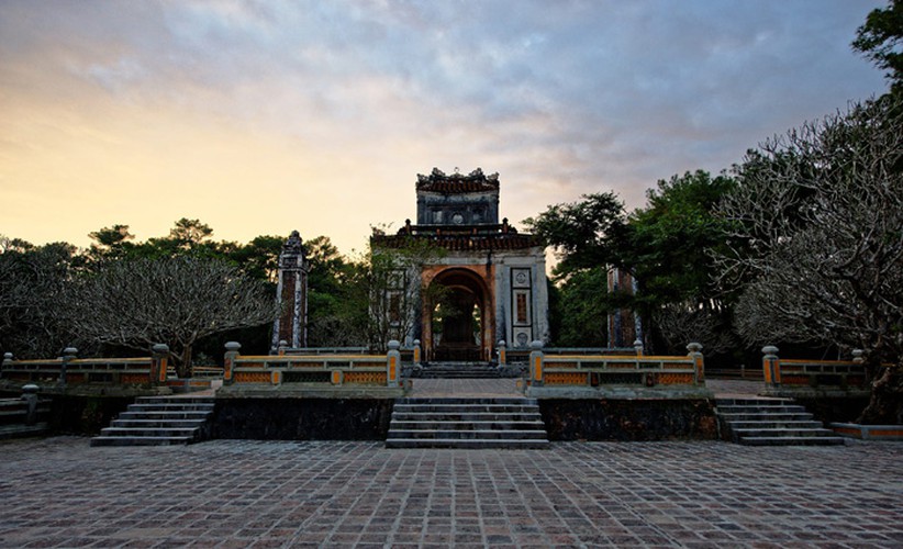 classical beauty of tu duc tomb as captured by foreigners hinh 3