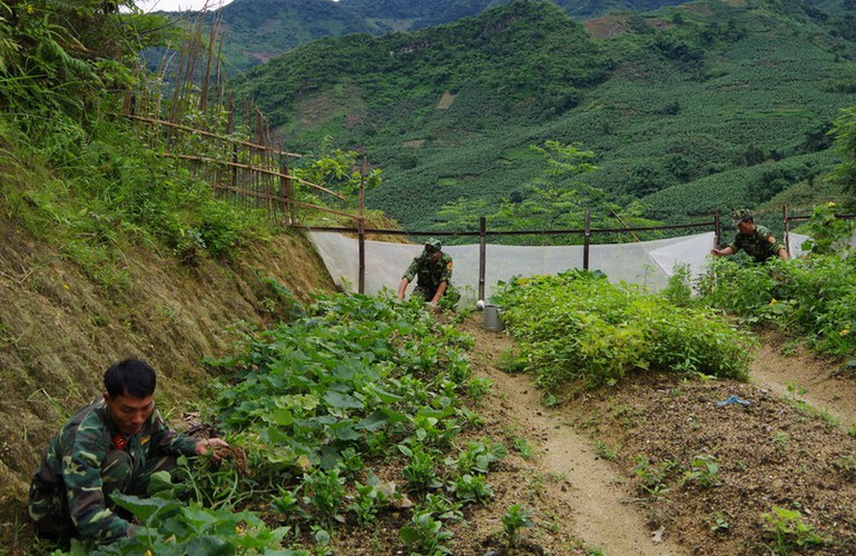 soldiers step up covid-19 prevention efforts at border crossings hinh 10