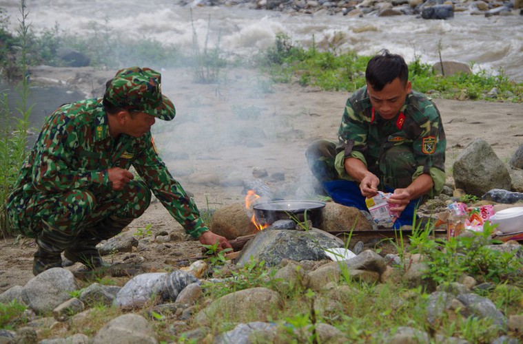 soldiers step up covid-19 prevention efforts at border crossings hinh 11