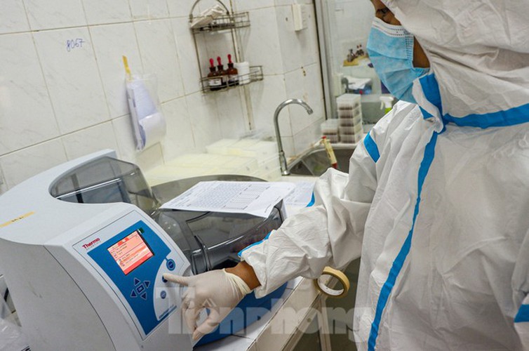 hard-working technicians at da nang lab seek covid-19 infection cases hinh 5
