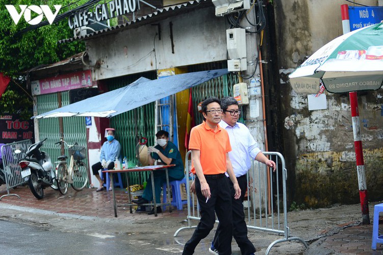 hanoi fines locals failing to wear face masks in public areas hinh 1