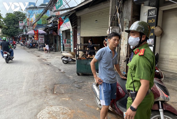 hanoi fines locals failing to wear face masks in public areas hinh 2