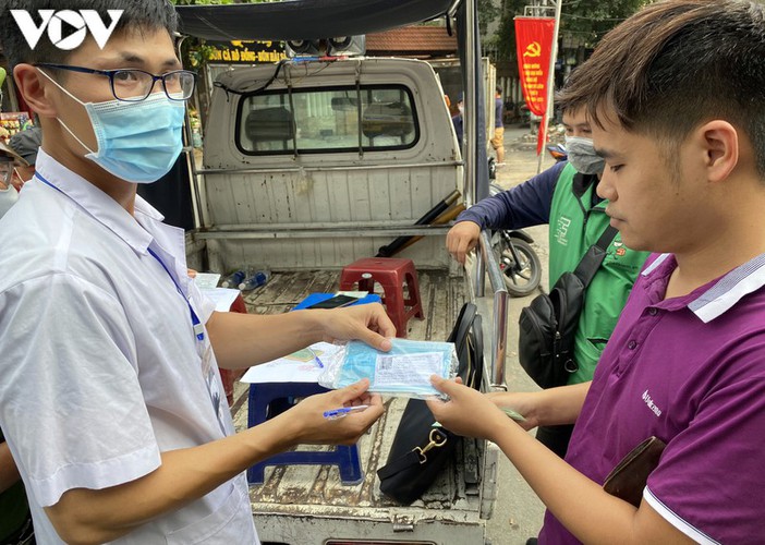 hanoi fines locals failing to wear face masks in public areas hinh 6