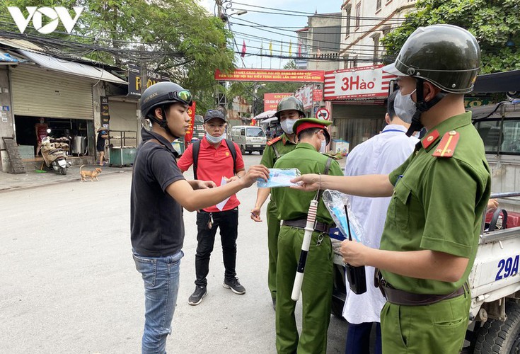 hanoi fines locals failing to wear face masks in public areas hinh 7