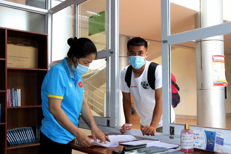 coach park and his players undergo covid-19 tests hinh 9