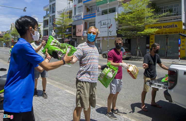 foreigners unite with da nang in covid-19 fight hinh 10