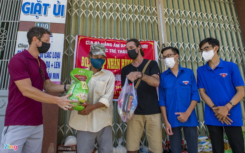 foreigners unite with da nang in covid-19 fight hinh 11