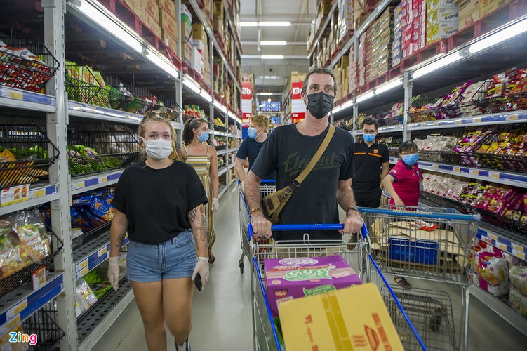 foreigners unite with da nang in covid-19 fight hinh 4