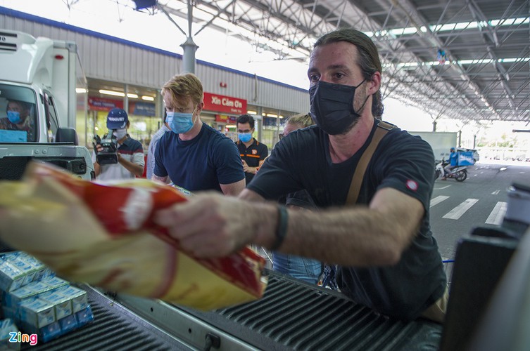 foreigners unite with da nang in covid-19 fight hinh 8