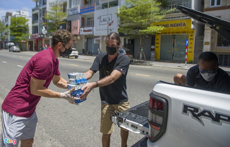 foreigners unite with da nang in covid-19 fight hinh 9