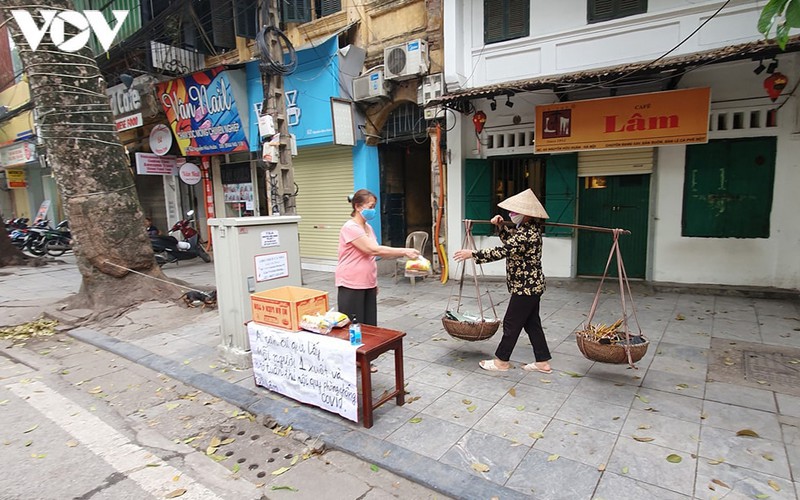 when vendors take to hanoi streets hinh 1