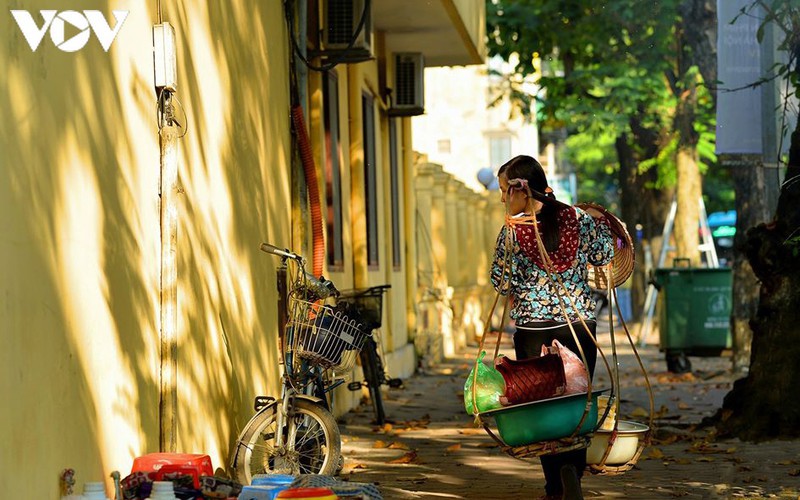 when vendors take to hanoi streets hinh 5