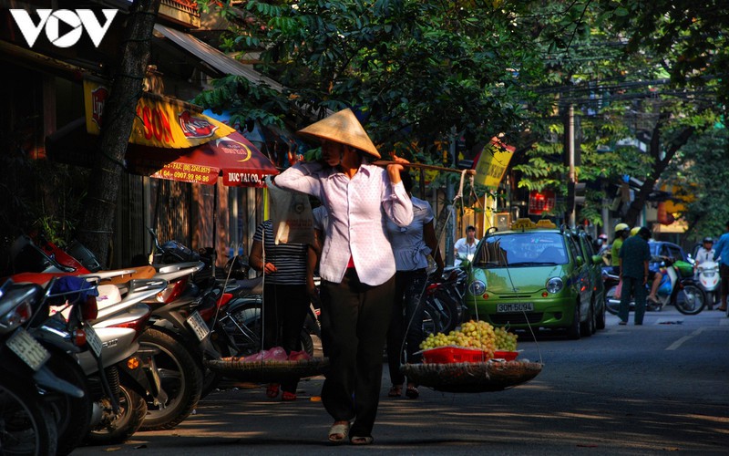 when vendors take to hanoi streets hinh 7