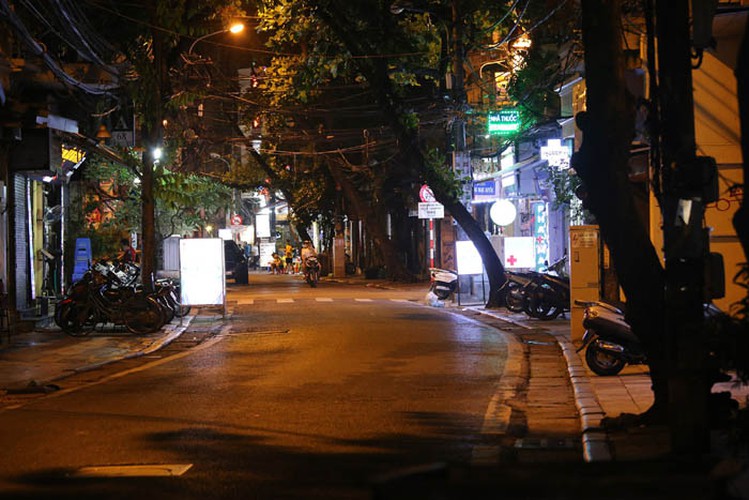 hanoi old quarter street falls quiet amid covid-19 fears hinh 10