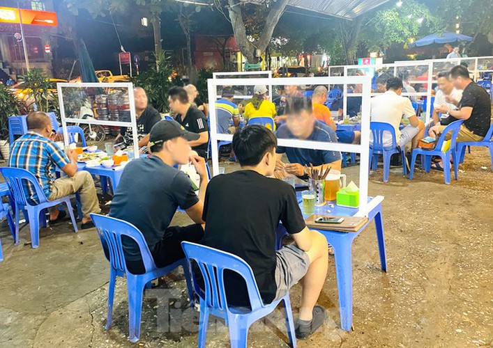 covid-19: hanoi beer drinkers raise toast in special way hinh 1
