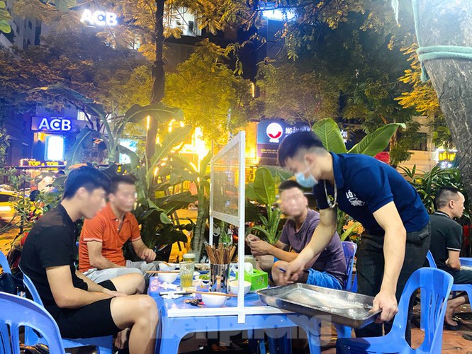 covid-19: hanoi beer drinkers raise toast in special way hinh 2