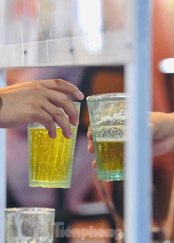 covid-19: hanoi beer drinkers raise toast in special way hinh 3