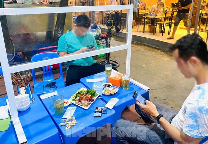 covid-19: hanoi beer drinkers raise toast in special way hinh 4