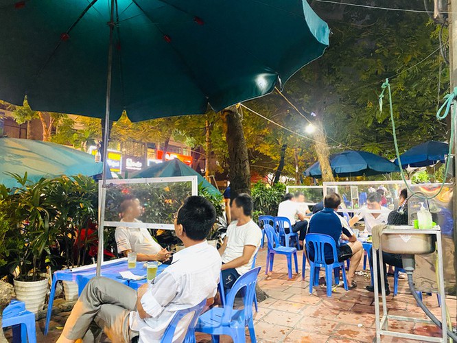covid-19: hanoi beer drinkers raise toast in special way hinh 5