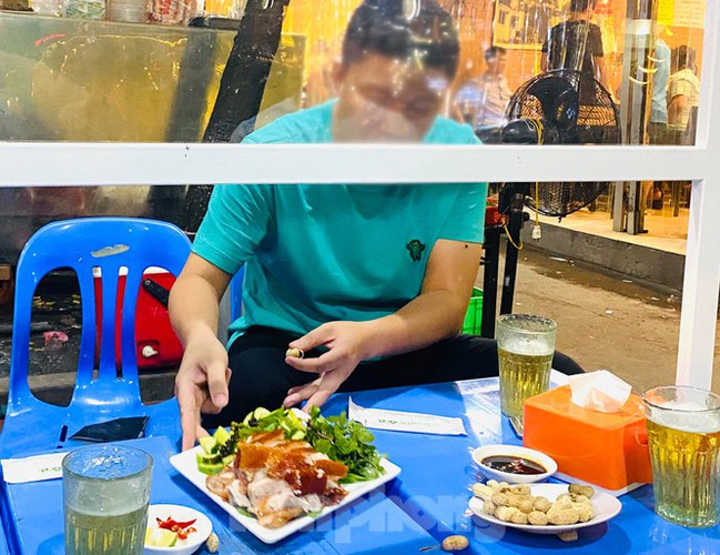 covid-19: hanoi beer drinkers raise toast in special way hinh 6