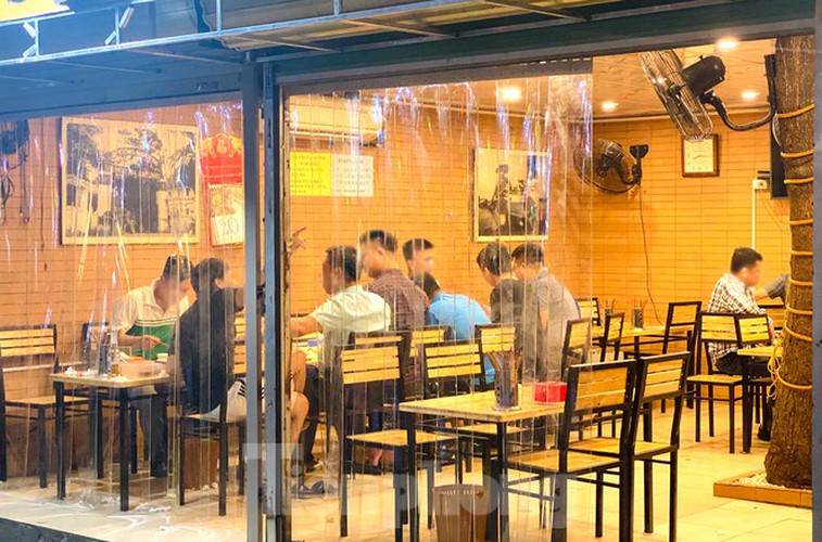 covid-19: hanoi beer drinkers raise toast in special way hinh 8