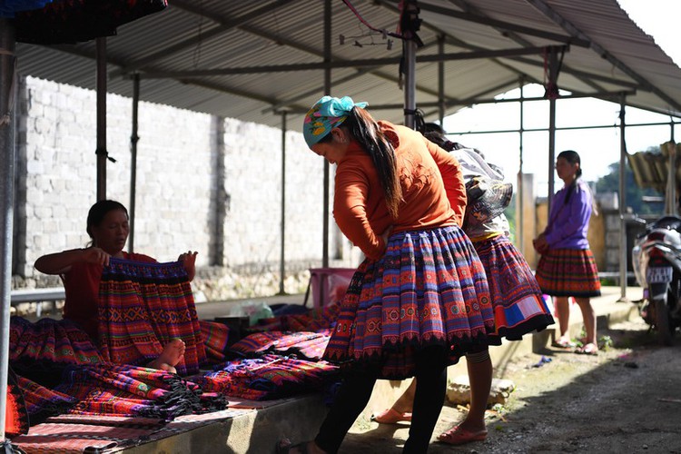 a view into the unique pa co brocade market of son la province hinh 10