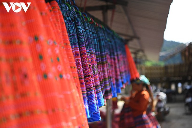 a view into the unique pa co brocade market of son la province hinh 11