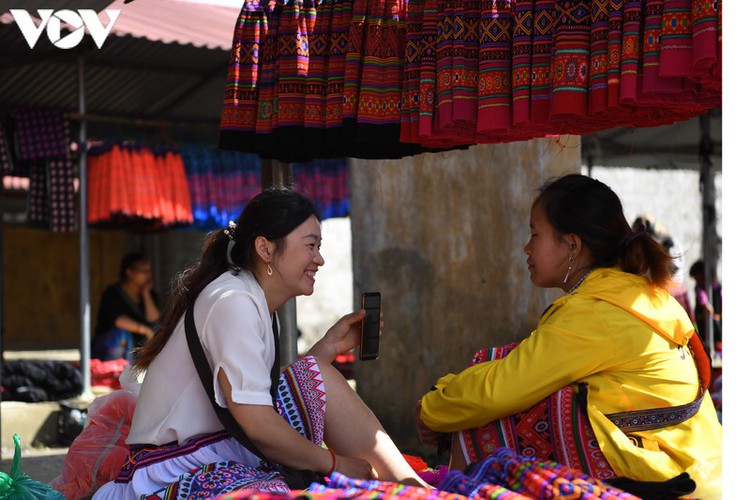 a view into the unique pa co brocade market of son la province hinh 13