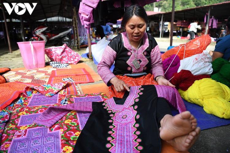 a view into the unique pa co brocade market of son la province hinh 14