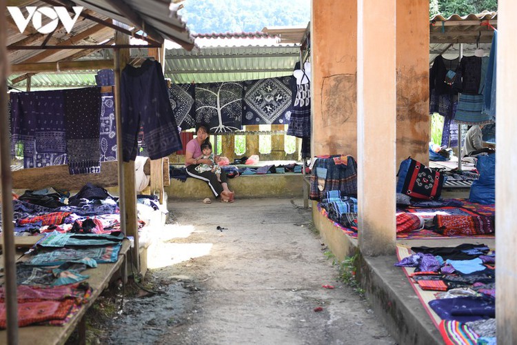 a view into the unique pa co brocade market of son la province hinh 17