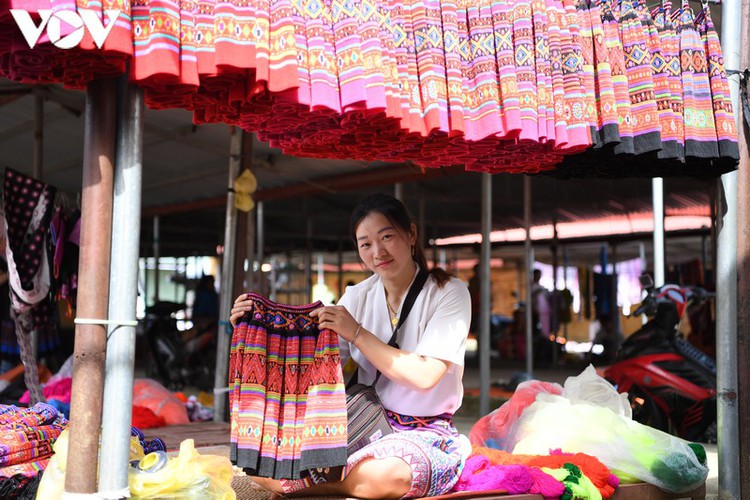 a view into the unique pa co brocade market of son la province hinh 18