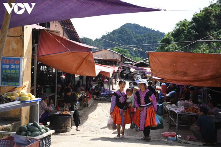 a view into the unique pa co brocade market of son la province hinh 19