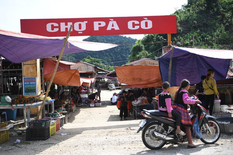 a view into the unique pa co brocade market of son la province hinh 1