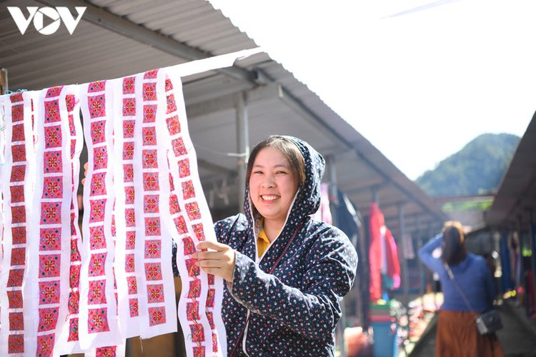 a view into the unique pa co brocade market of son la province hinh 2