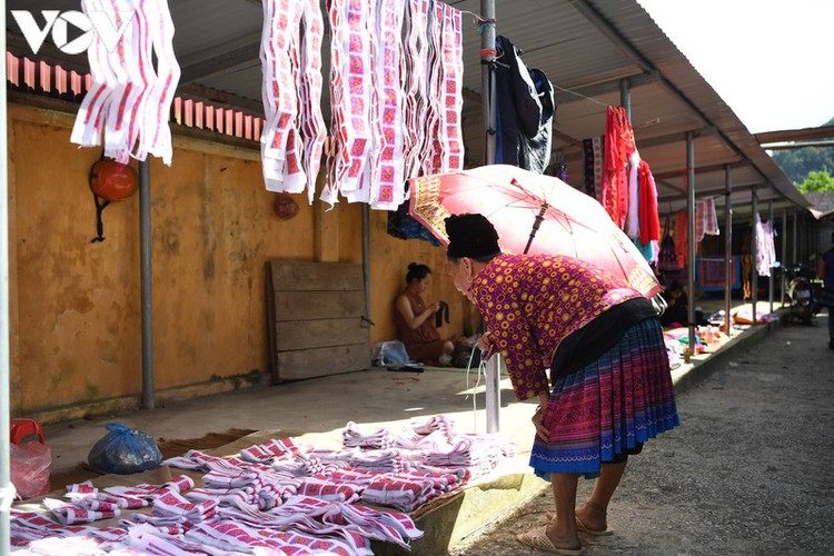 a view into the unique pa co brocade market of son la province hinh 3