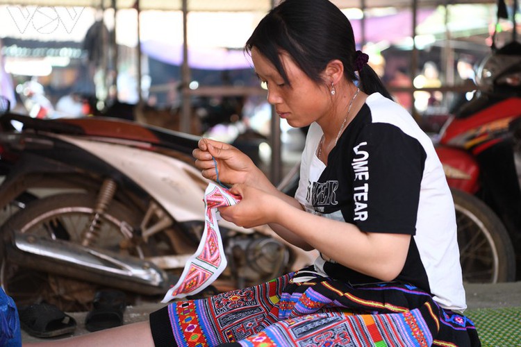 a view into the unique pa co brocade market of son la province hinh 5