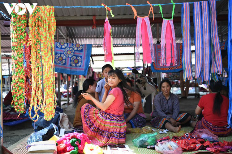 a view into the unique pa co brocade market of son la province hinh 6