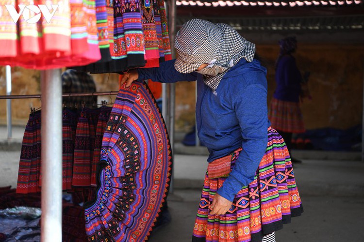 a view into the unique pa co brocade market of son la province hinh 9