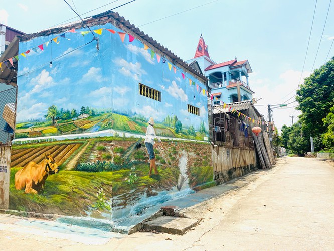 a close-up of largest mural paintings in hanoi hinh 14