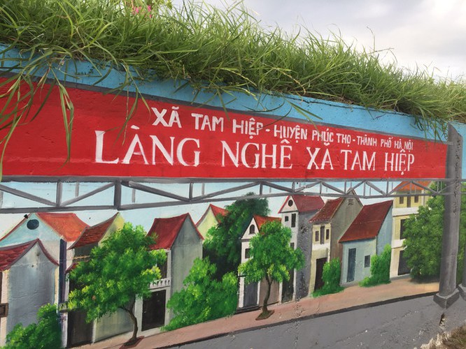 a close-up of largest mural paintings in hanoi hinh 19