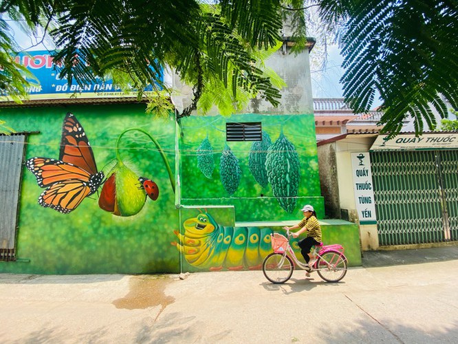 a close-up of largest mural paintings in hanoi hinh 1