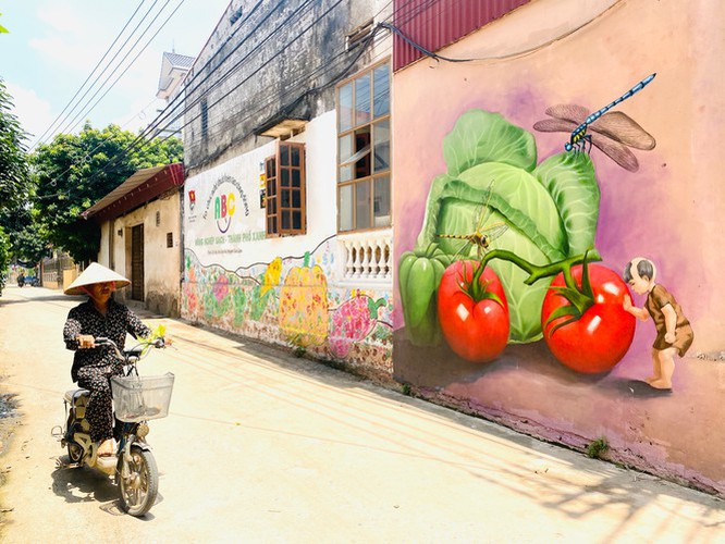a close-up of largest mural paintings in hanoi hinh 3