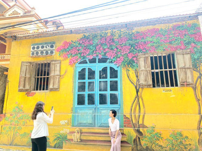 a close-up of largest mural paintings in hanoi hinh 4