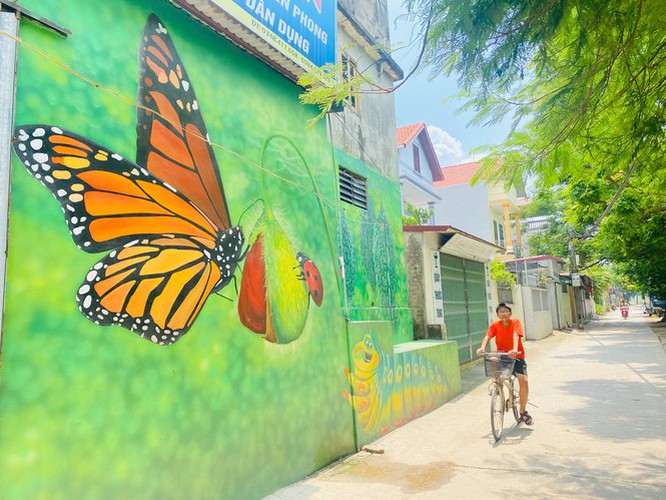 a close-up of largest mural paintings in hanoi hinh 5