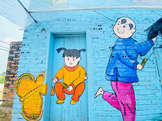 a close-up of largest mural paintings in hanoi hinh 7