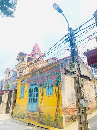 a close-up of largest mural paintings in hanoi hinh 9