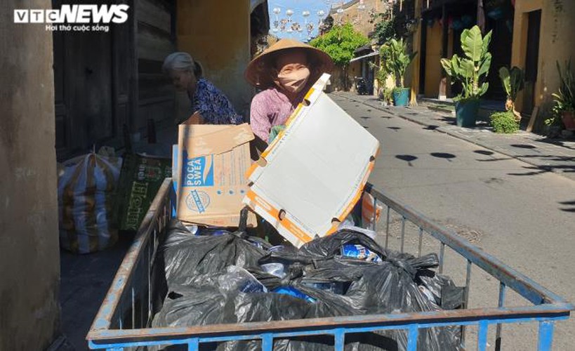 a view of hoi an on first day after lifting of social distancing order hinh 10