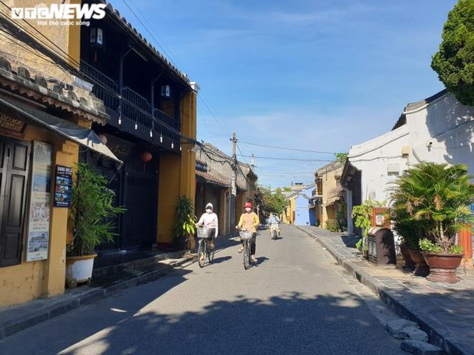 a view of hoi an on first day after lifting of social distancing order hinh 1