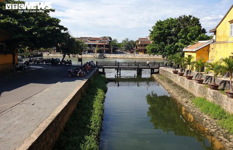 a view of hoi an on first day after lifting of social distancing order hinh 2