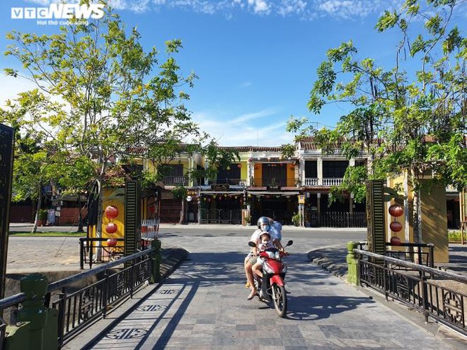 a view of hoi an on first day after lifting of social distancing order hinh 4